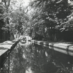 407190 Gezicht op de Nieuwegracht te Utrecht, met op de achtergrond de Brigittenbrug.